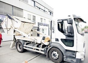 Volvo Absetzkipper nimmt 10 Kubikmeter Deckelcontainer auf
